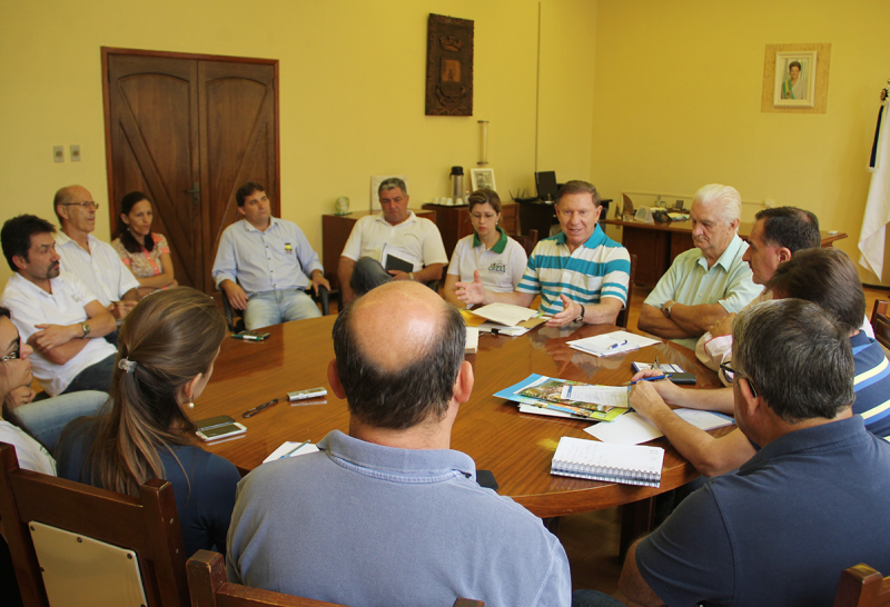 PREFEITO SE REÚNE COM SECRETÁRIOS MUNICIPAIS